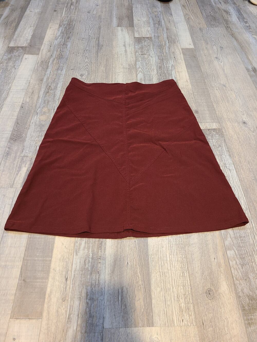 Divalicious medium women's maroon knee length skirt